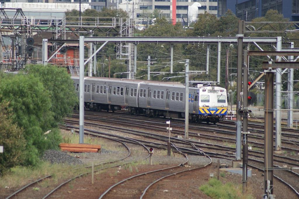 North Melbourne Gunzelling - 9-Apr-2010 - 058 of 142 --- DSC01752 [1280x768]